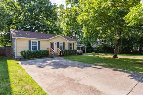 3 Bedroom Cottage Only 3 Miles from Downtown House in East Nashville