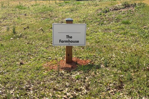 2 Mi to Lake Lineville Farmhouse with Fire Pit House in Alabama