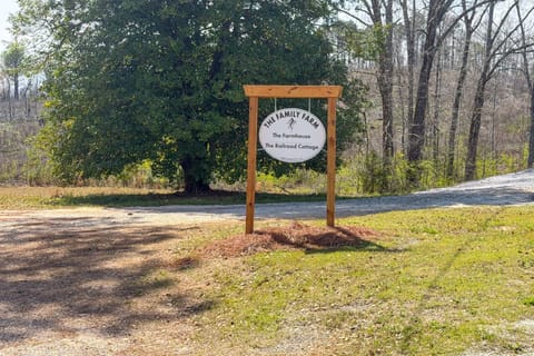 2 Mi to Lake Lineville Farmhouse with Fire Pit House in Alabama