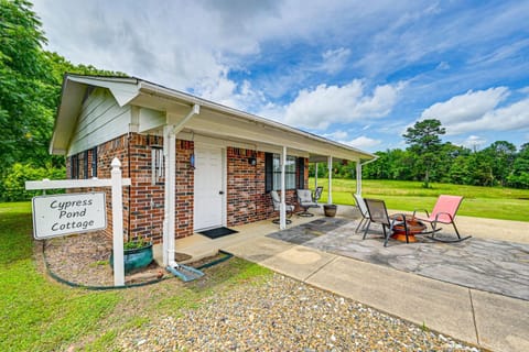 Fishing Pond and Pier Secluded Broken Bow Cottage! House in Broken Bow