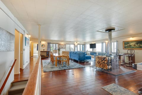 Waterfront Coos Bay Retreat with Kayaks! House in Oregon