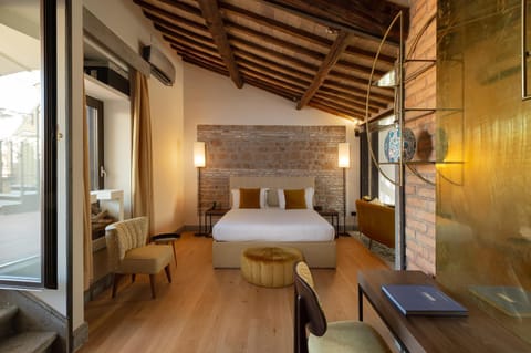 Bed, Living room, Photo of the whole room, Seating area, Bedroom
