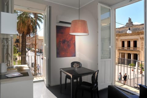 Day, Dining area