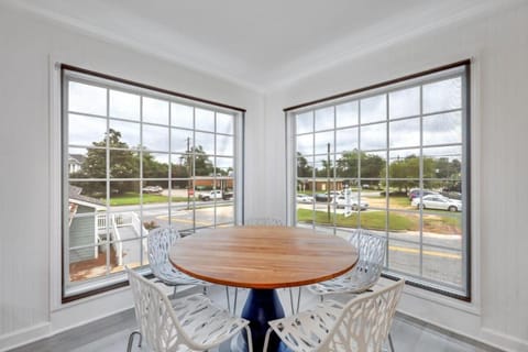 Eagle's Nest - Upscale Loft Downtown Close to GSU Apartment in Statesboro