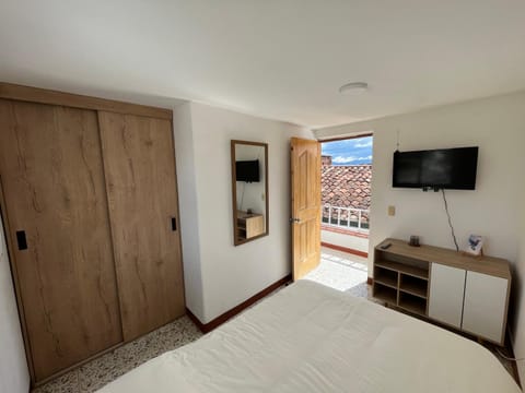 TV and multimedia, Photo of the whole room, Bedroom, wardrobe