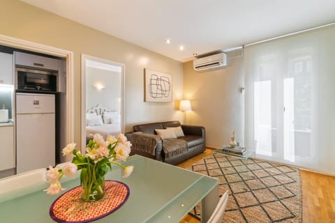 Living room, Photo of the whole room, Seating area, Dining area