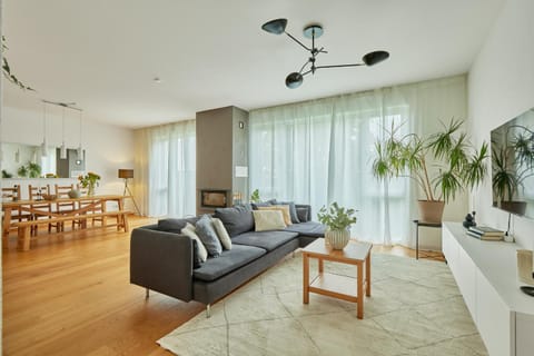 TV and multimedia, Living room, Seating area, Dining area