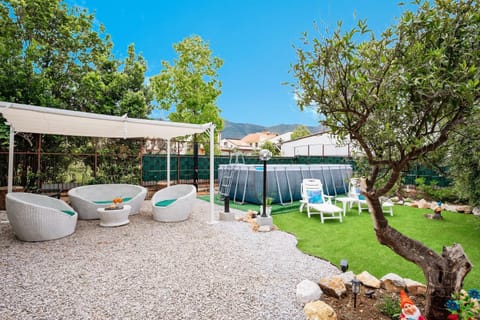 Spring, Day, Natural landscape, Garden, Garden, Garden view, Pool view, Swimming pool, sunbed