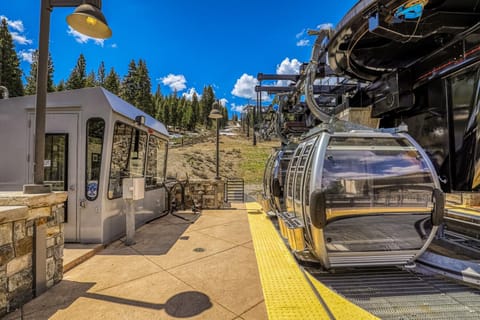 Snowscape Serenity Apartment in Northstar Drive