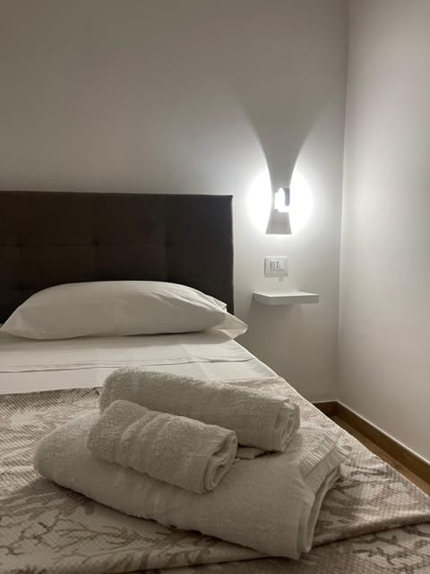 Bed, towels