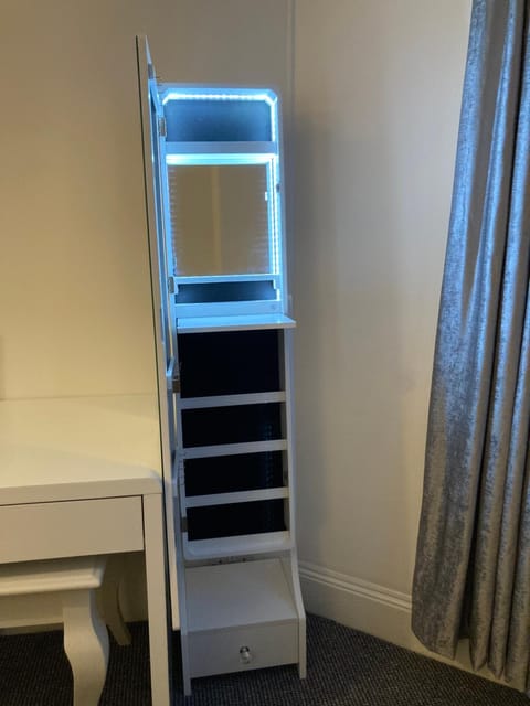 Beautiful apartment one double bedroom with additional single bed and one single bedroom with a sofa bed in lounge Apartment in Plymouth