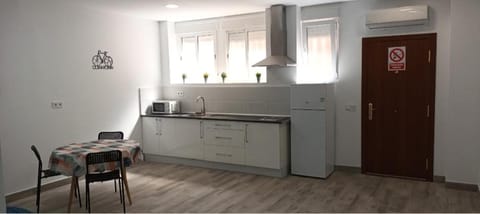 Kitchen or kitchenette, Dining area, minibar, stove