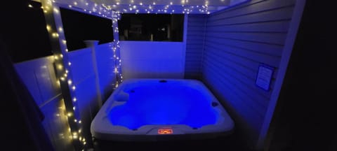 Night, Hot Tub