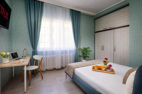 Bed, TV and multimedia, Photo of the whole room, Seating area, Bedroom