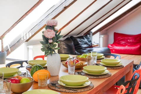 Living room, Food and drinks, Dining area