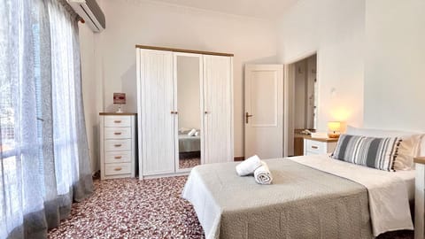 Bed, Photo of the whole room, Bedroom, internet, towels, wardrobe