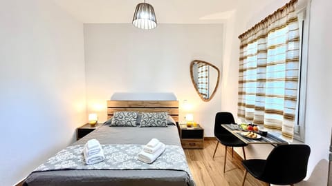 Bed, Photo of the whole room, Dining area, Bedroom, towels, towels