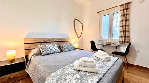 Bed, Photo of the whole room, Dining area, Bedroom, Guests, internet, internet, towels, towels