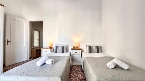 Bed, Photo of the whole room, Bedroom, towels, towels