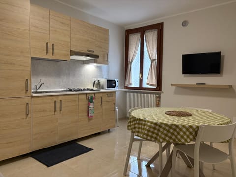 TV and multimedia, Kitchen or kitchenette, Dining area, stove