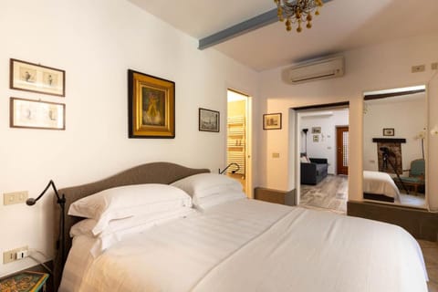 Photo of the whole room, Bedroom, air conditioner