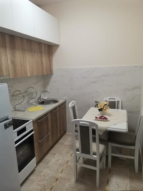 Kitchen or kitchenette, Dining area, pet friendly, stove