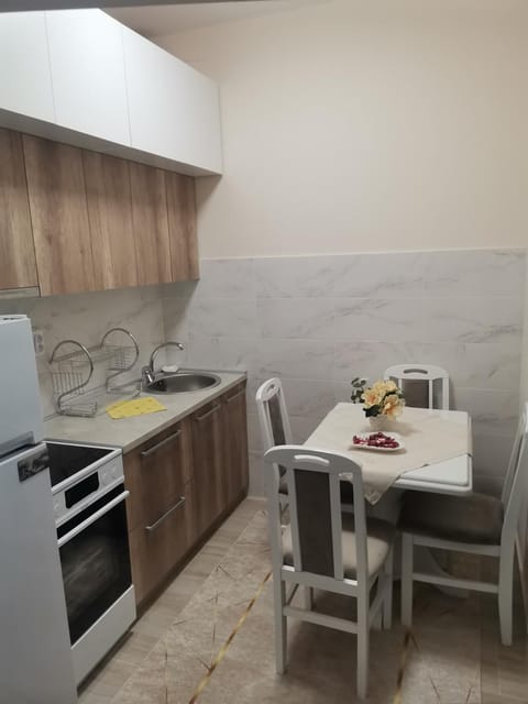 Kitchen or kitchenette, Dining area, pet friendly, stove