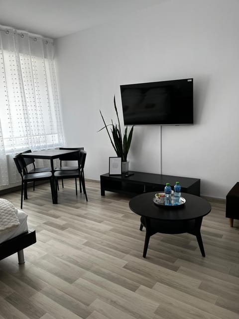 Communal lounge/ TV room, TV and multimedia, Living room, Seating area, Evening entertainment