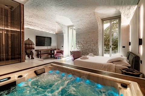 Shower, Bed, Hot Tub, Bedroom