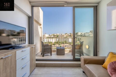 Patio, Communal lounge/ TV room, Day, Natural landscape, TV and multimedia, View (from property/room), Balcony/Terrace, Living room, Seating area, Evening entertainment, City view