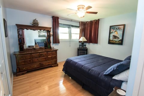 Photo of the whole room, Bedroom