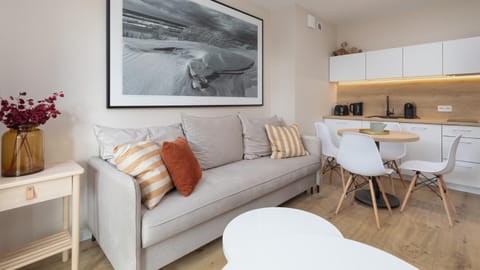 Kitchen or kitchenette, Living room, Seating area, Dining area