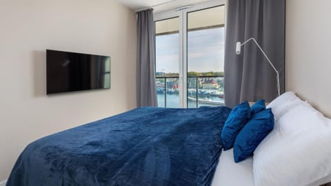 Bed, TV and multimedia, Bedroom