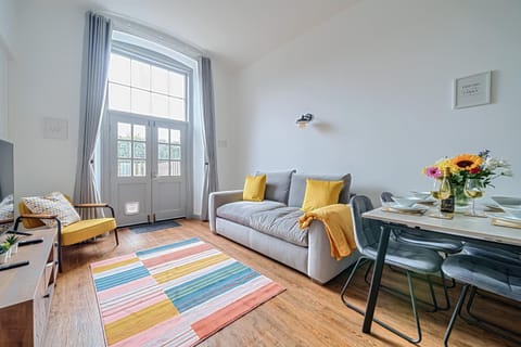 Living room, Photo of the whole room, Seating area, Dining area