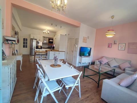 Communal lounge/ TV room, Kitchen or kitchenette, Living room, Seating area, Dining area