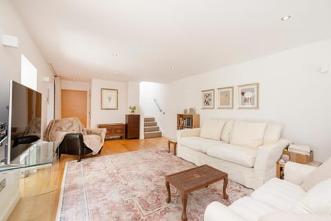 Property building, TV and multimedia, Living room, Seating area