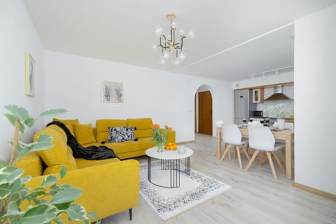 Kitchen or kitchenette, Living room, Seating area, Dining area