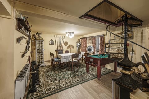 Billiard, Living room, Seating area, Dining area