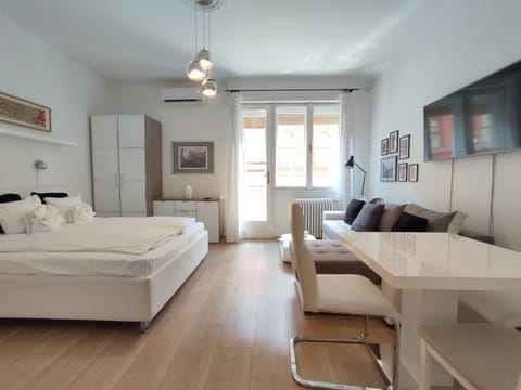 Bed, Living room, Photo of the whole room, air conditioner