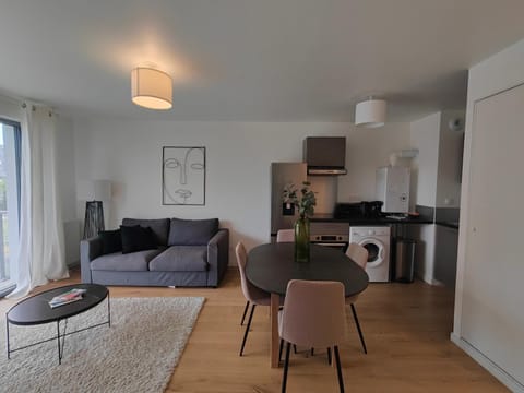 Kitchen or kitchenette, Living room, Seating area, Dining area, stove