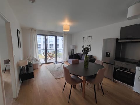 TV and multimedia, Kitchen or kitchenette, Living room, Seating area, Dining area, stove