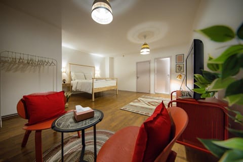 Bed, TV and multimedia, Photo of the whole room, Seating area, Bedroom, wardrobe