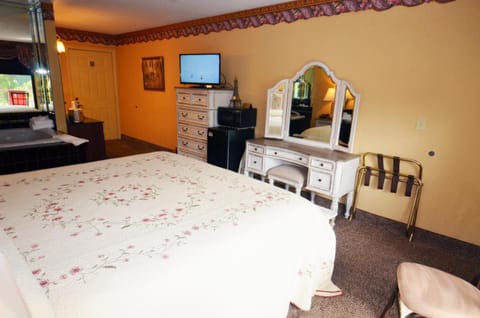 Bed, TV and multimedia, Photo of the whole room, Seating area, Bedroom