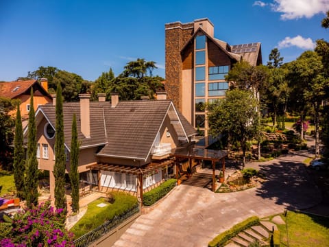 Property building, Facade/entrance, Garden, Garden view