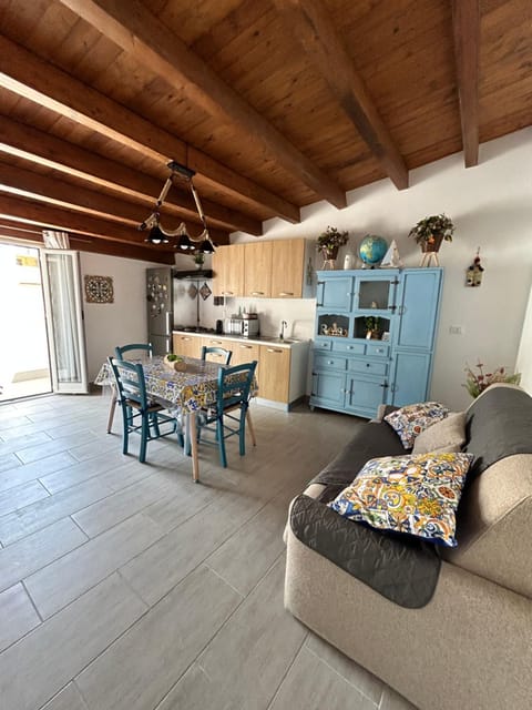 Kitchen or kitchenette, Living room, Seating area, Dining area, microwave, minibar, stove, air conditioner, air conditioner