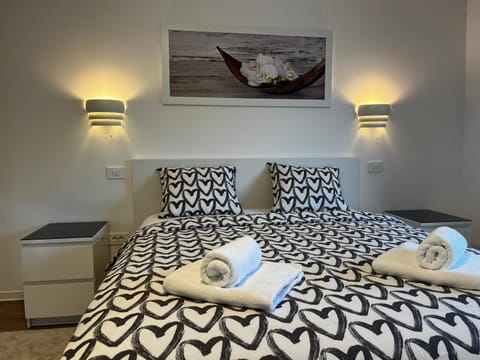 Bed, Bedroom, towels