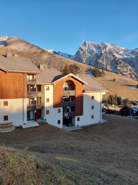 Property building, Natural landscape, Mountain view