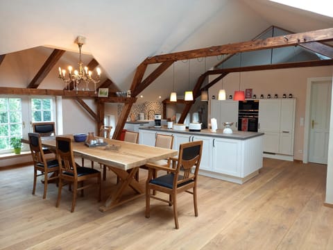 Kitchen or kitchenette, Food and drinks, Dining area, stove