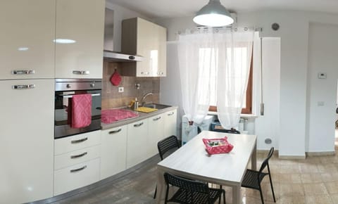 Coffee/tea facilities, Kitchen or kitchenette, Dining area, stove