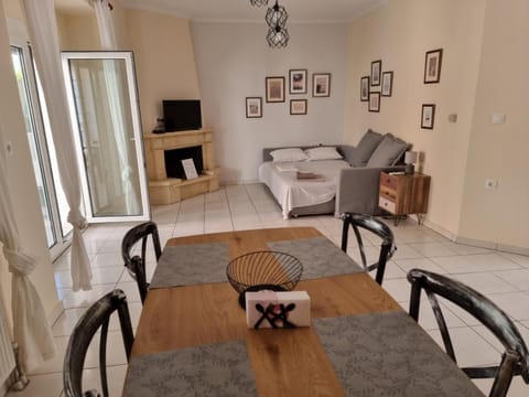 TV and multimedia, Living room, Seating area, Dining area